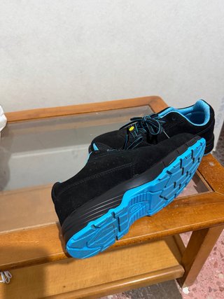 Botas de trabajo negras y azules