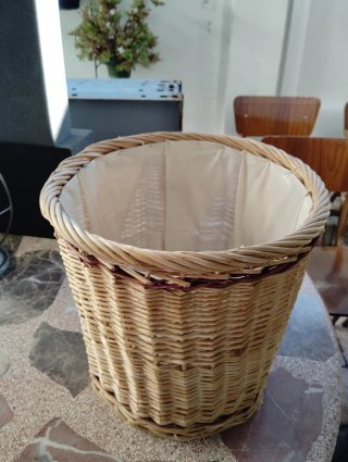 Maceta de mimbre beige y marrón