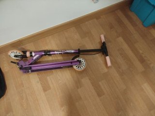 Patinete Oxelo Morado con Puños Rosas