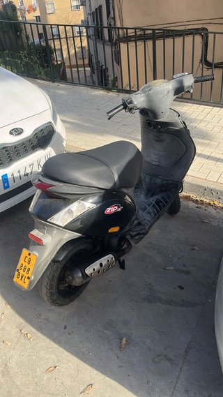Piaggio Zip 2T Scooter Negra