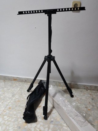 Atril trípode negro