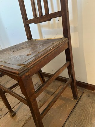 Silla de madera antigua