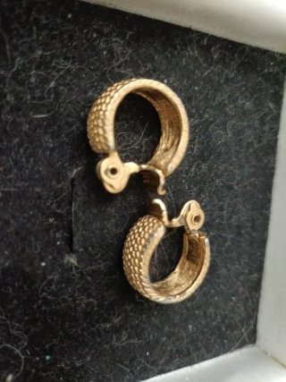 Pendientes dorados con textura