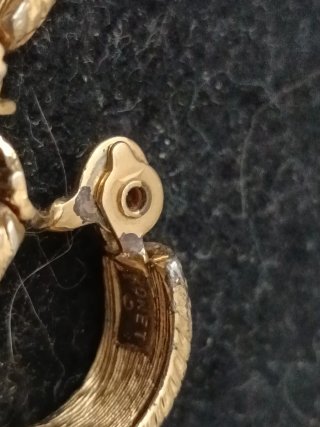 Pendientes dorados con textura