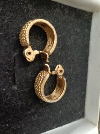 Pendientes dorados con textura
