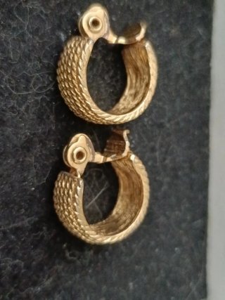 Pendientes dorados con textura