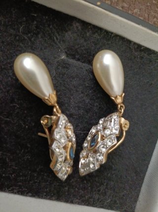 Pendientes dorados con perlas y cristales