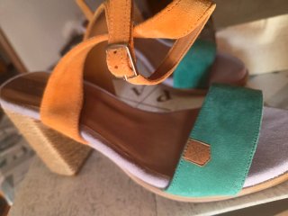 Sandalias POP con tiras naranjas y verde