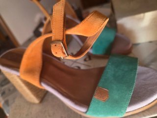 Sandalias POP con tiras naranjas y verde