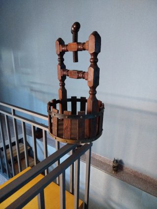 Botellero de madera rústico