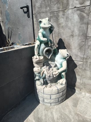 Fuente decorativa de ranas