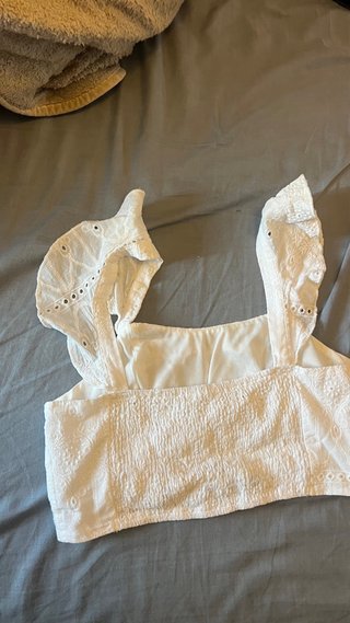 Top blanco con volantes y bordado