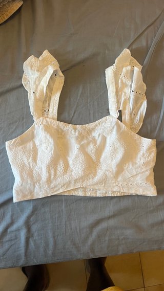 Top blanco con volantes y bordado