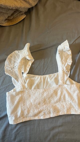 Top blanco con volantes y bordado
