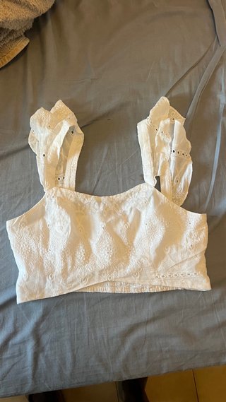 Top blanco con volantes y bordado