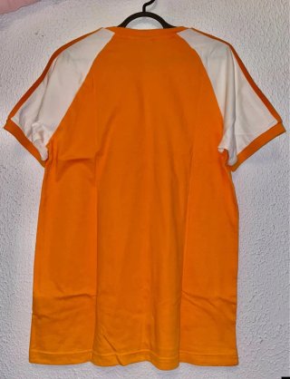 Camiseta Adidas naranja y blanca