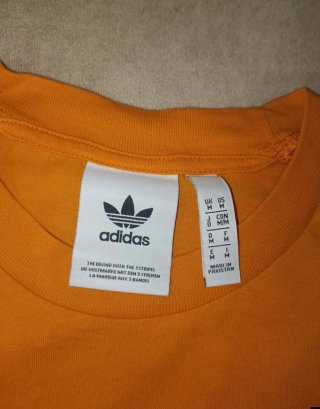 Camiseta Adidas naranja y blanca