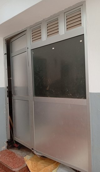 Puerta y cerramiento de aluminio