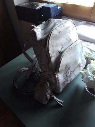 Mochila beige con estampado floral