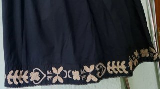 Falda negra bordada