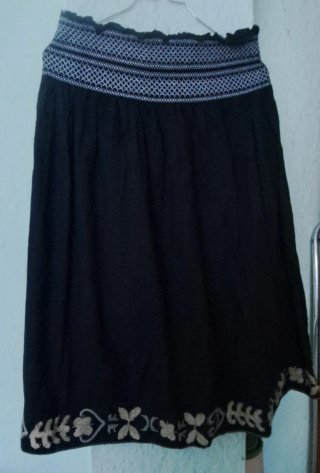 Falda negra bordada
