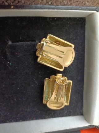 Pendientes dorados con piedras verdes y moradas
