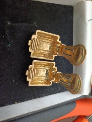 Pendientes dorados con piedras verdes y moradas