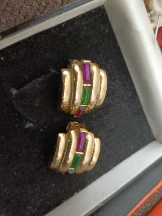 Pendientes dorados con piedras verdes y moradas