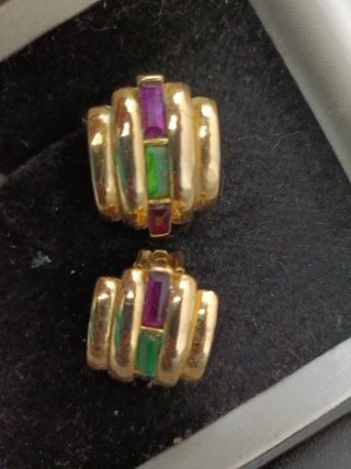 Pendientes dorados con piedras verdes y moradas