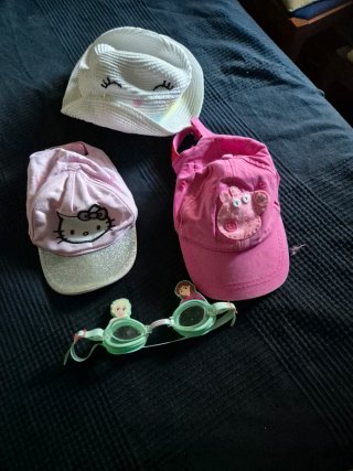 Lote Gorras y Gafas Infantiles