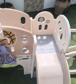 Parque infantil con tobogán y coche