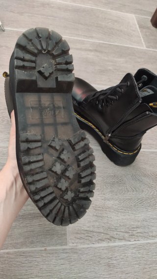 Botas Dr. Martens militares negras.