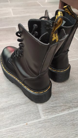 Botas Dr. Martens militares negras.