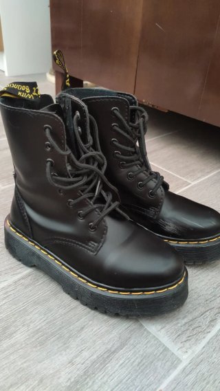 Botas Dr. Martens militares negras.