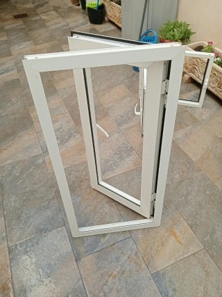 Ventana aluminio blanco abatible