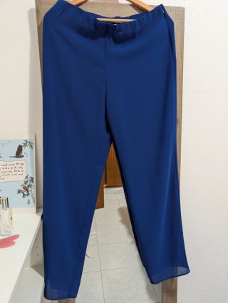 Conjunto de blusa y pantalón azul