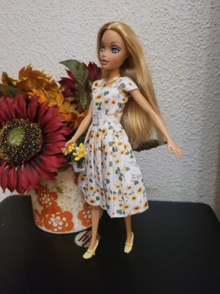Muñeca barbie con vestido floral y cesta