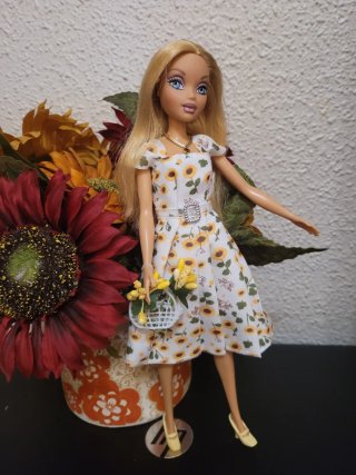 Muñeca barbie con vestido floral y cesta
