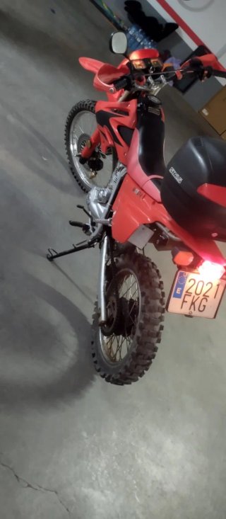 Moto 125 enduro con 8000 kilómetros