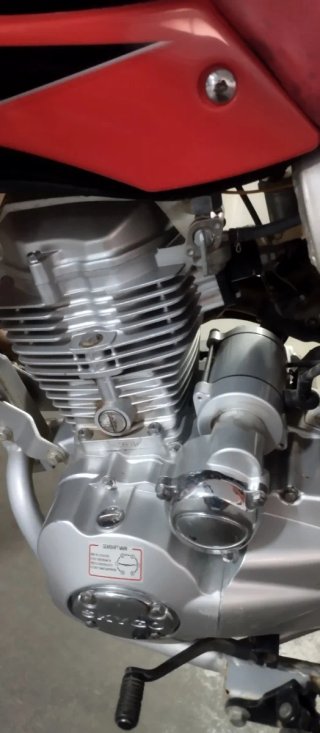 Moto 125 enduro con 8000 kilómetros