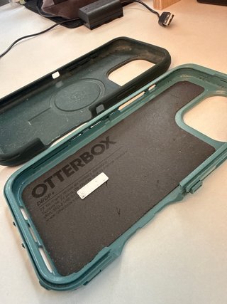 Funda Otterbox Militar iPhone 16 Pro Max