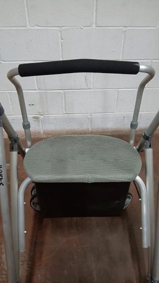 Andador para adultos con asiento y bolsa