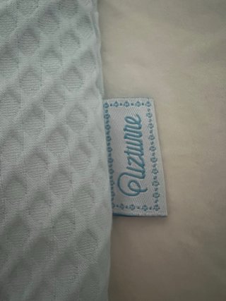 Colcha y protector cuna azul marca Uzturre