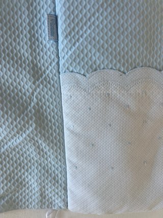 Colcha y protector cuna azul marca Uzturre
