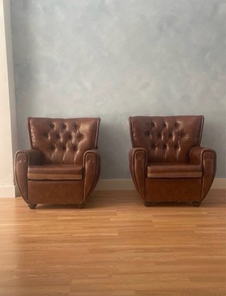 Dos sillones Chester piel marrón