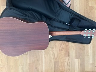 Guitarra acústica Alvarez con funda