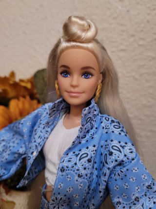 Muñeca Barbie articulada con conjunto vaquero azul
