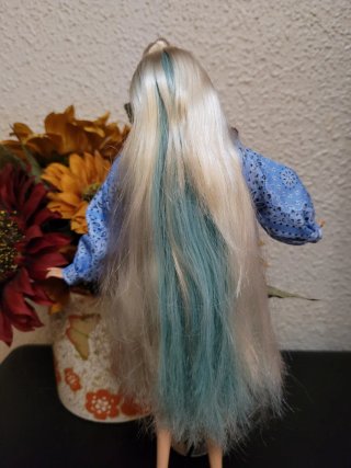 Muñeca Barbie articulada con conjunto vaquero azul
