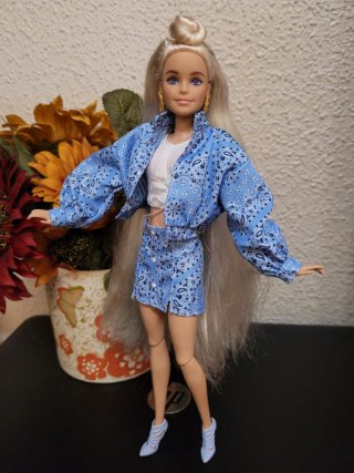 Muñeca Barbie articulada con conjunto vaquero azul