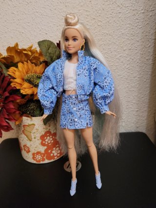 Muñeca Barbie articulada con conjunto vaquero azul